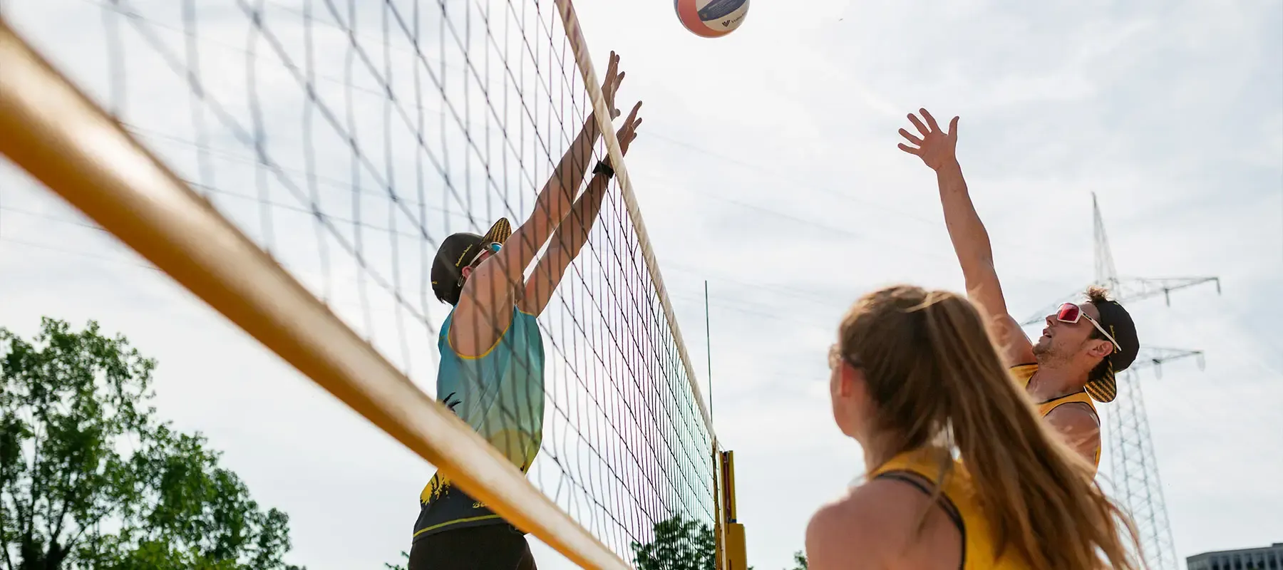 Duell am Netz – Beachvolleyball unter der Palme