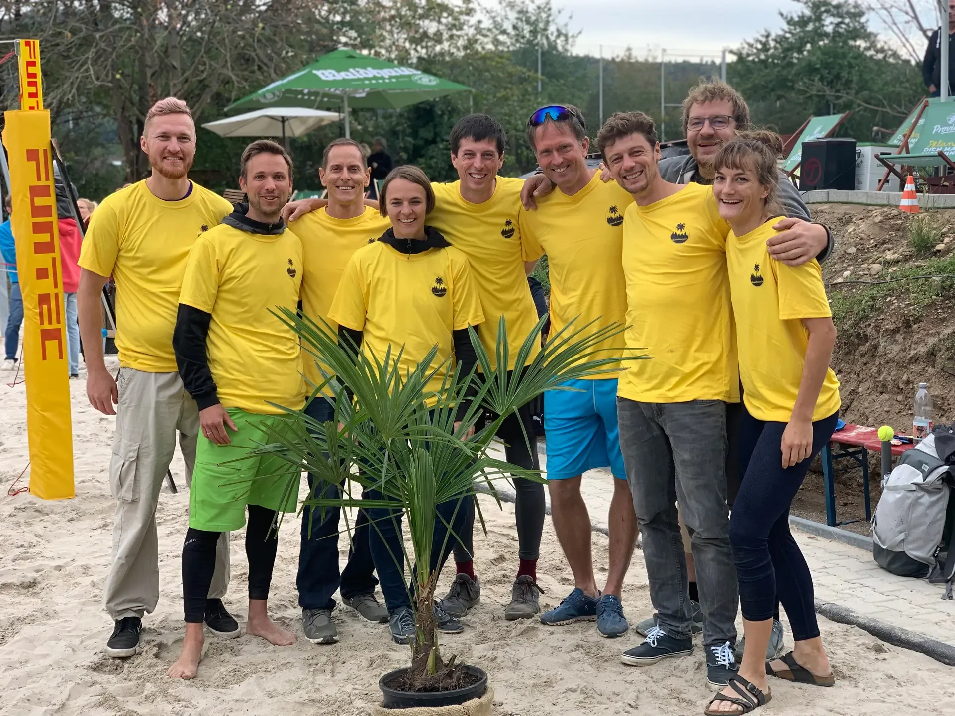 Das Team des Beachverein Freiburg freut sich unter der Palme